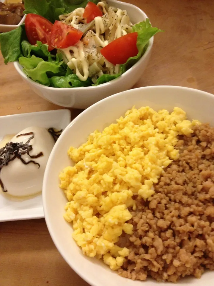 Snapdishの料理写真:鶏そぼろ丼|BBbさん