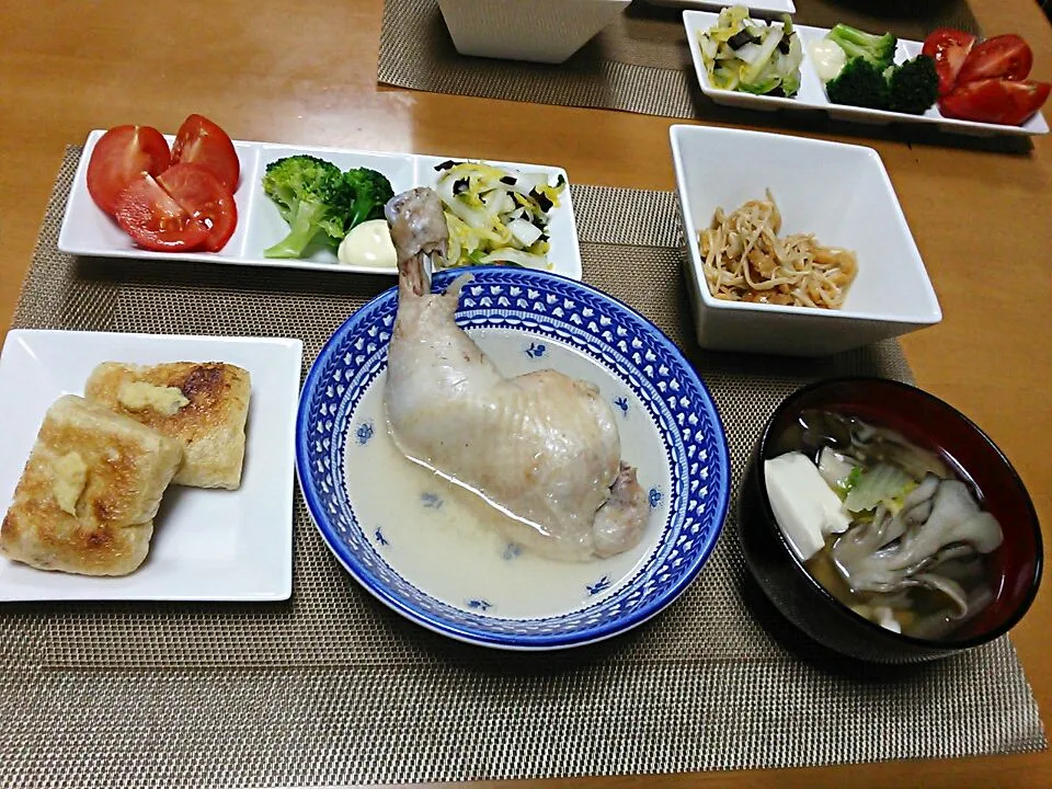 Snapdishの料理写真:メインは鶏レッグのスープ煮
揚げ納豆、えのきと揚げの甘辛炒め、白菜・舞茸・豆腐を鶏のスープをベース仕立てに|otamaさん