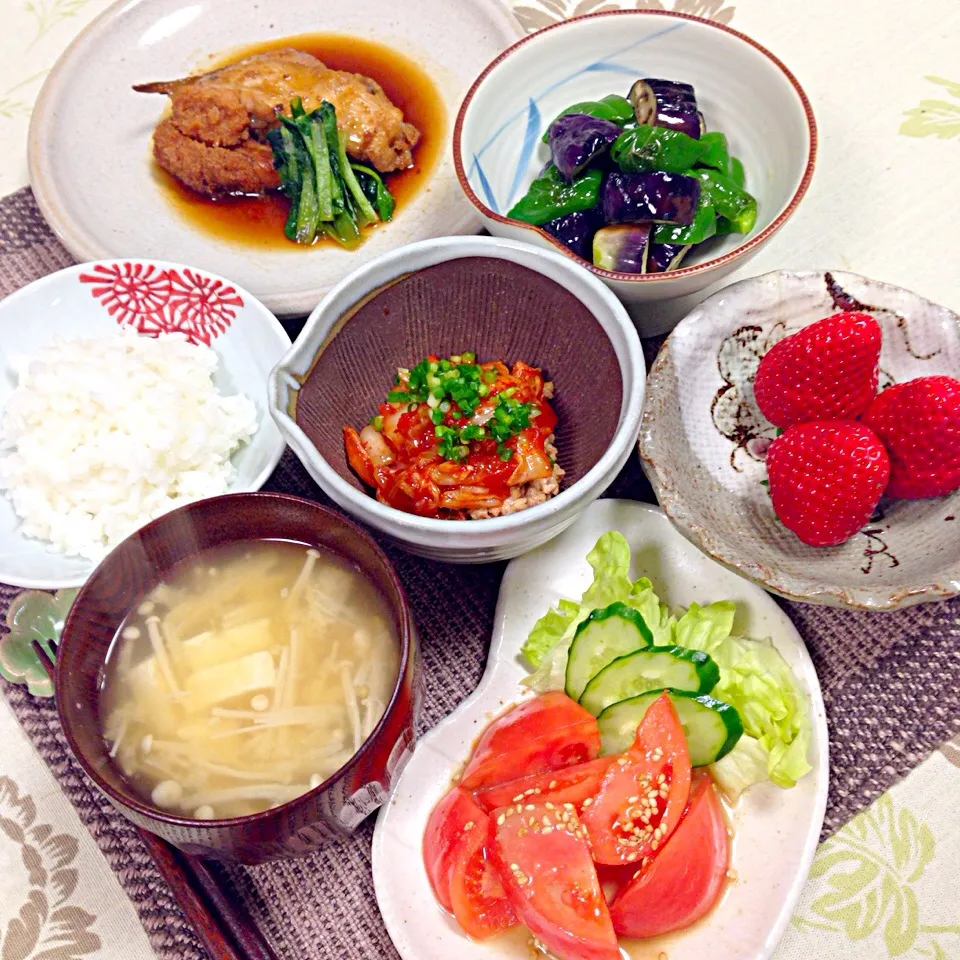 赤カレイの煮付け🍀ナスとピーマンのしぎ焼き🍀納豆キムチ🍀トマトサラダゴマドレッシング🍀煮干しダシの味噌汁🍀イチゴ🍀|デミさん