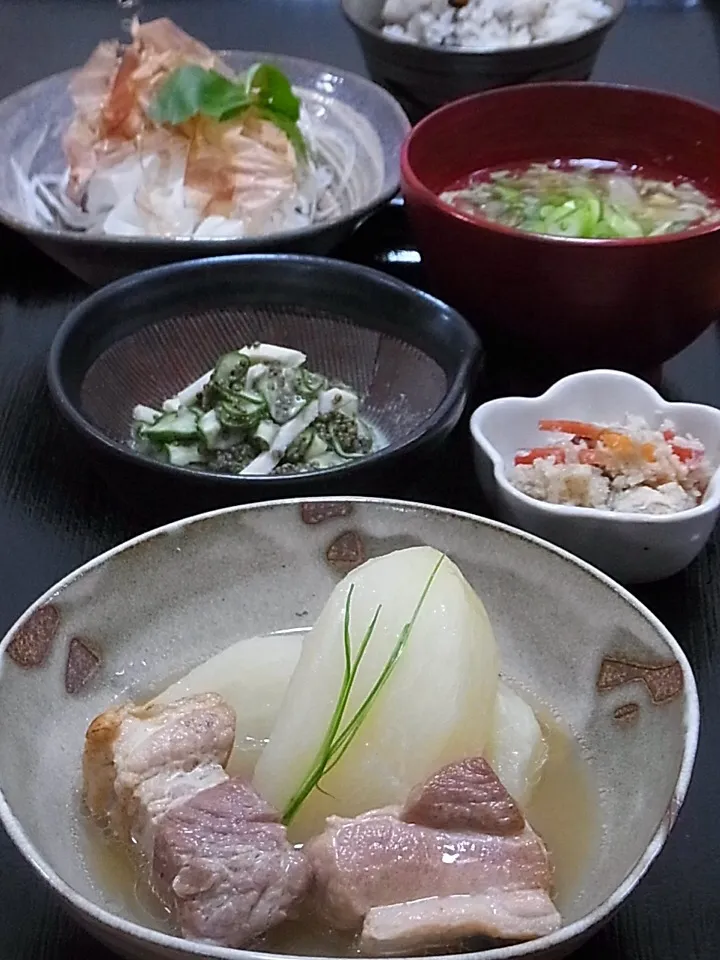 今晩は、かぶと豚ばらの煮物、おから煮、とんぶりと鳥はむのごま味噌和え、新玉ねぎのカツオ和え、茸のかき玉汁、16穀米ご飯  今日は職場の引越し。お買物に行けずでお魚無し（ ;  ; ）息子のお弁当用に用意していた豚ばらで一品。 玉ねぎは生食で血液サラサラ効果！切る方向と芯に注意する事で水にさらさずに美味しく頂けます。|akazawa3さん