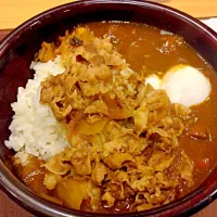 Snapdishの料理写真:おんたま牛あいがけカレー610円也atすき家等々力店