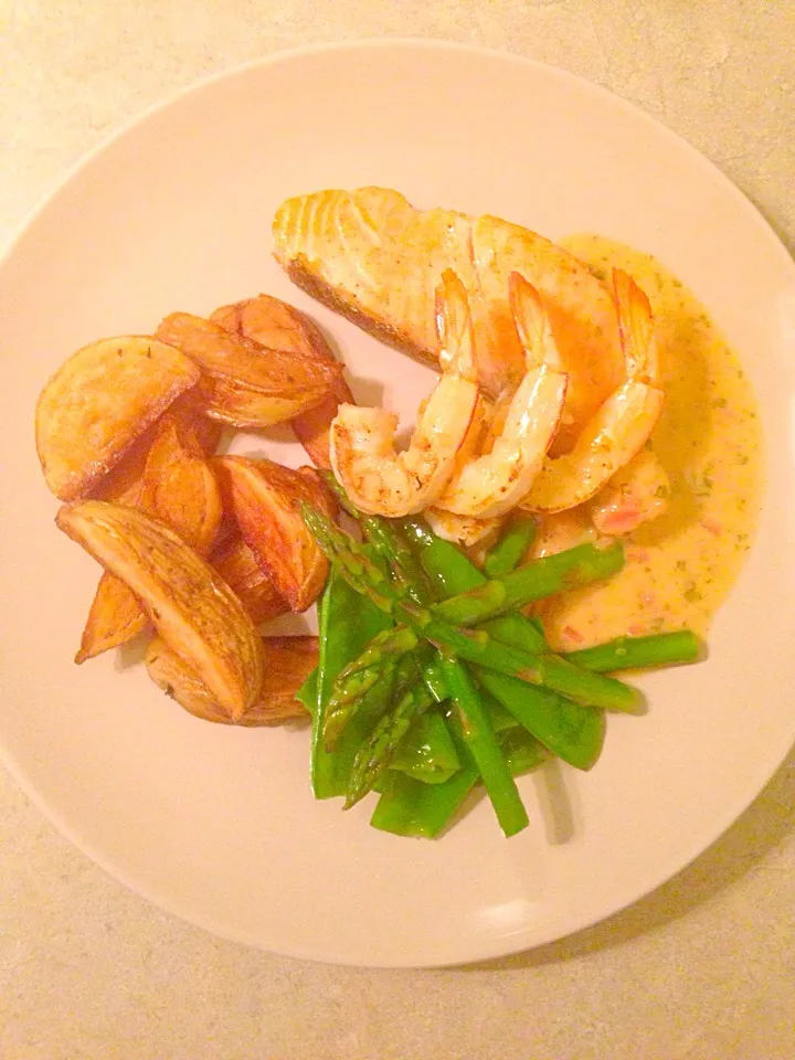 Grilled Salmon and prawns sautéed potatoes, asparagus snow peas with tarragon buerrè blanc|Chrisy Hillさん