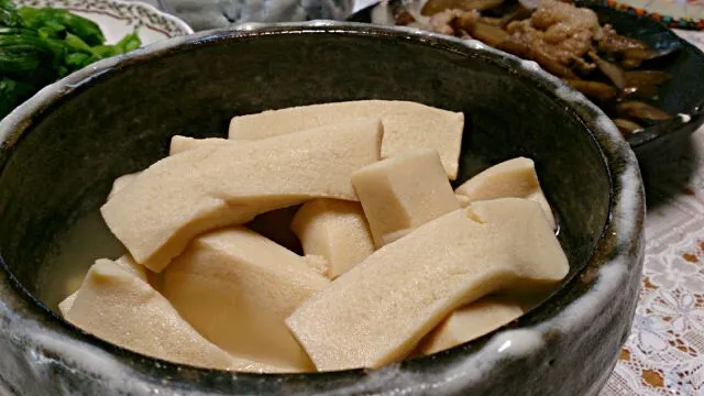 実家での晩御飯。私の大好物「高野豆腐の煮物」お出汁がたっぷり、ジュワッ(*´ω｀*)
最後の晩餐で食べたい母の煮物で一番好きなおかずです。|akemi🐝さん