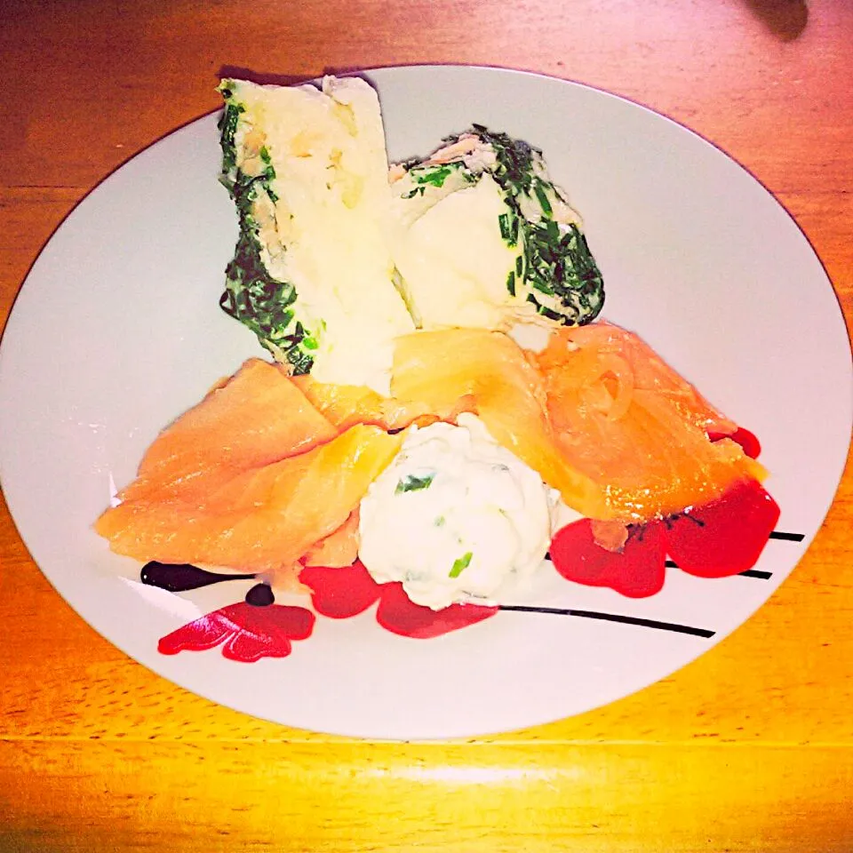 Snapdishの料理写真:Breakfast in a hurry. Creamy Smoked Salmon Omelet with fresh Dill and Fat Free Cottage Cheese. Happy Friday guys!|Dolly1900さん