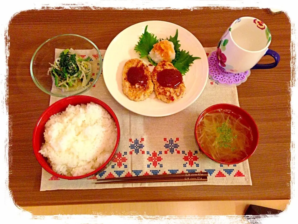 Snapdishの料理写真:ハンバーグ、ほうれん草の胡麻和え、コンソメスープ|大塚 みえさん