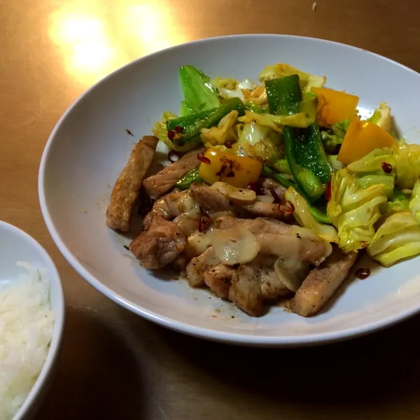 Snapdishの料理写真:赤ワインとガーリック味のポークソテーとコンソメ味野菜炒め。ピクシャス無くなるなんて寂し過ぎる。|bさん