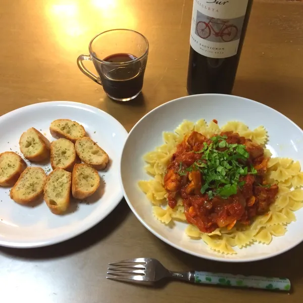 バジルチキントマトソースのファルファッレ。ガーリックトーストと一緒に。ワイン飲みながら作ってたらもうベロベロ(*´◒`*)|bさん