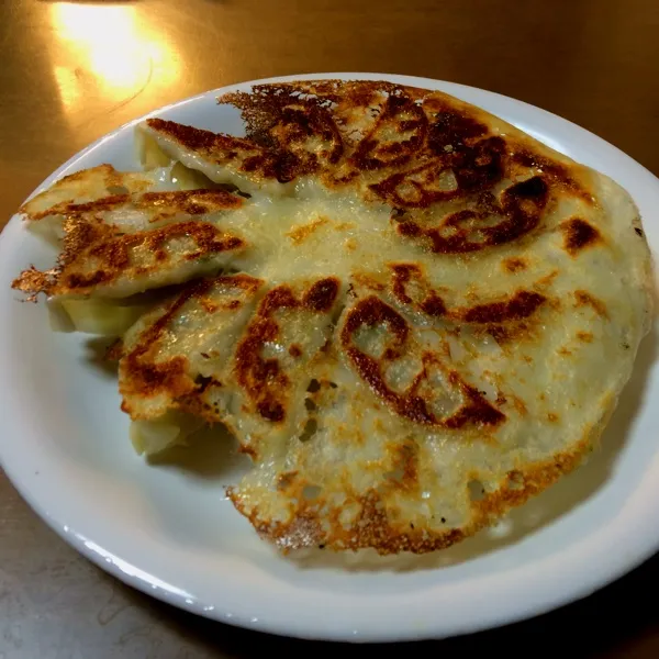 一応羽付き餃子です。貧乏だけど小麦粉焼き食うほどは困ってません(；´д`)|bさん