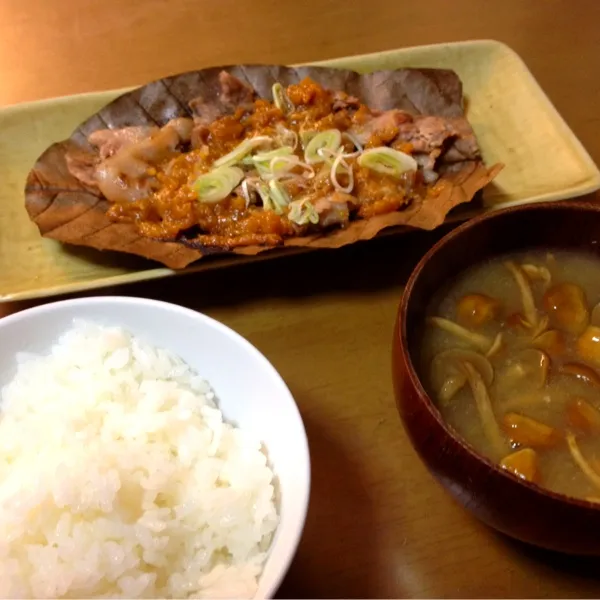 朴葉味噌となめこ汁。朴葉味噌は安い豚肉が入ってますがこれ美味しいです。塩っぱいから少ないオカズでもご飯が進むんで高コスパ！|bさん