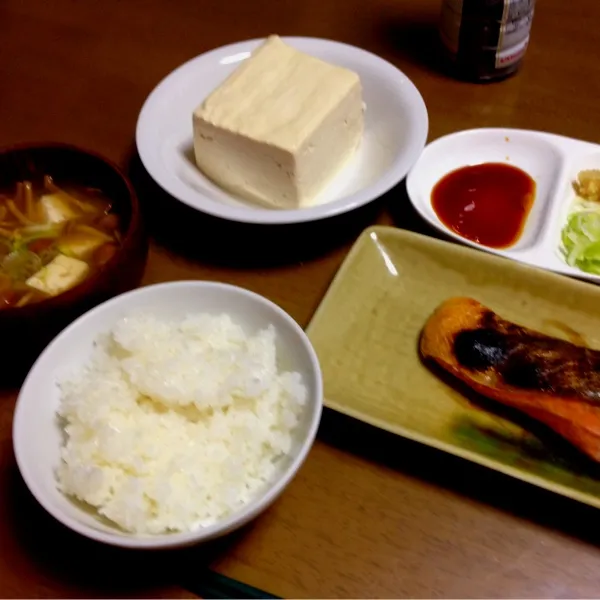 焼き鮭と豆腐となめこ汁。豆腐となめこは木曽福島の道の駅で買いました。両方とも100円！|bさん