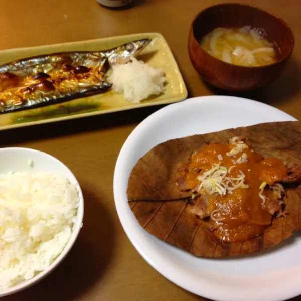 今サンマ売り切れだったんで仕方なく開きにしました。それとお土産の朴葉味噌。いつ塩っぱくて食べ切れないんですよね。半分はみそ汁で使いました。|bさん