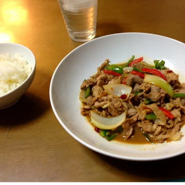 中華味の生姜焼き。中華鍋で中華スープの元入れて手早く炒めると作ると中華っぽくなります。美味しく作るとコツは健康とか気にしないで油たっぷり塩味きつめです。|bさん