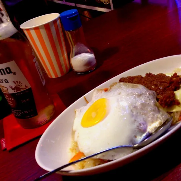 近所のバーです。バーなのにちゃんとした飯が食えるで自炊が面倒な時はお世話になってます。写真はロコモコ。|bさん