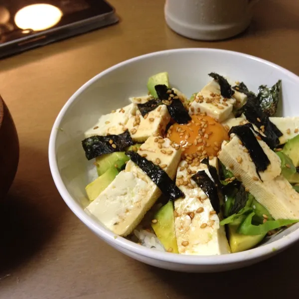 アボカド豆腐丼。醤油だけの味付けでしたが、タレはもうひと工夫した方がいい気がします。どんなタレがいいのかな？|bさん