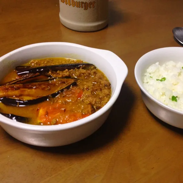 Snapdishの料理写真:茄子とトマトのキーマカレー。こないだ風邪で病院行った時に雑誌に載ってたので写真撮って作ってみました。これはヤバい！美味い！|bさん