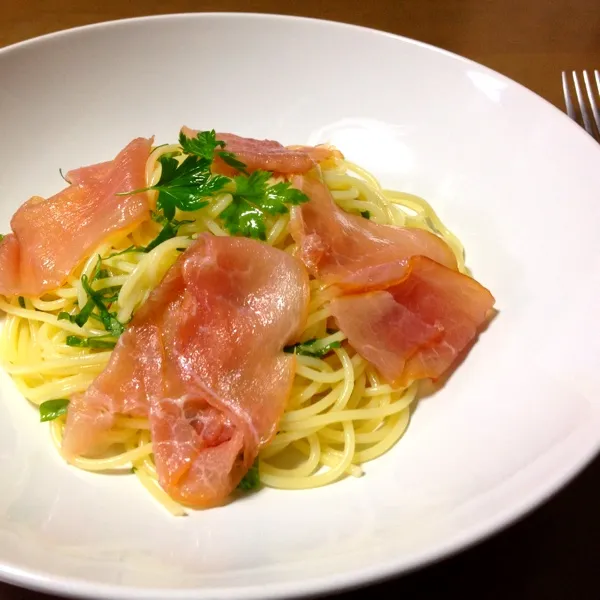 バジルと生ハムの冷製パスタ。栽培してる生バジルで作りました。生ハムはもっと刻んだほうが食べやすいですね。|bさん