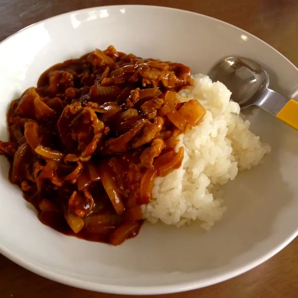 Snapdishの料理写真:大雑把なカレー。フライパンで豚コマと玉ねぎ炒めて、鶏ガラスープにカレールー入れて、10分くらいで完成。やっぱり悔しいけどカレールー使うと美味しいです。|bさん