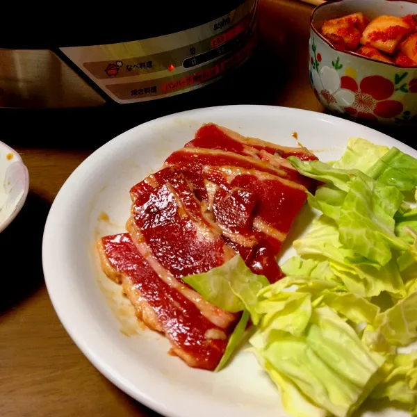 Snapdishの料理写真:近所に焼き肉素材に特化した肉屋があるので始めて買ってみました。カルビ400g1000円で食べきれなかった！しかも焼き肉屋の安い肉より美味しい！|bさん