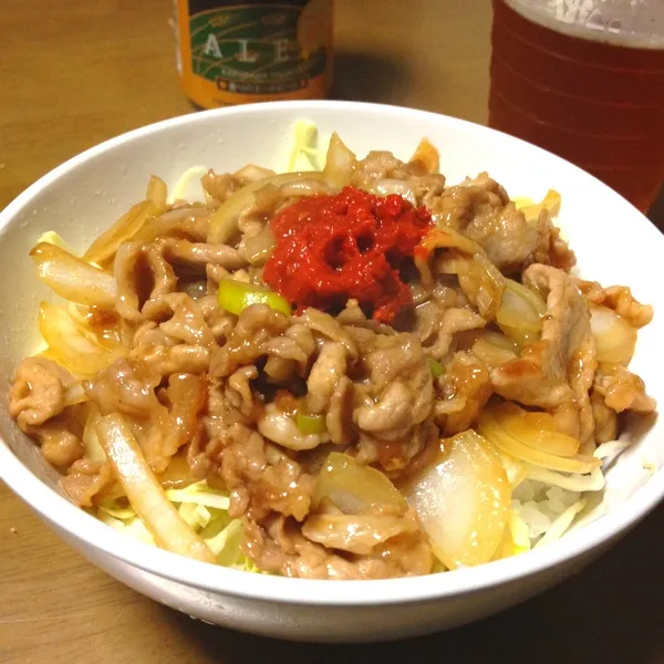 豚丼。タマネギ、キャベツで野菜もたっぷり。豆板醤が以外と合います。|bさん