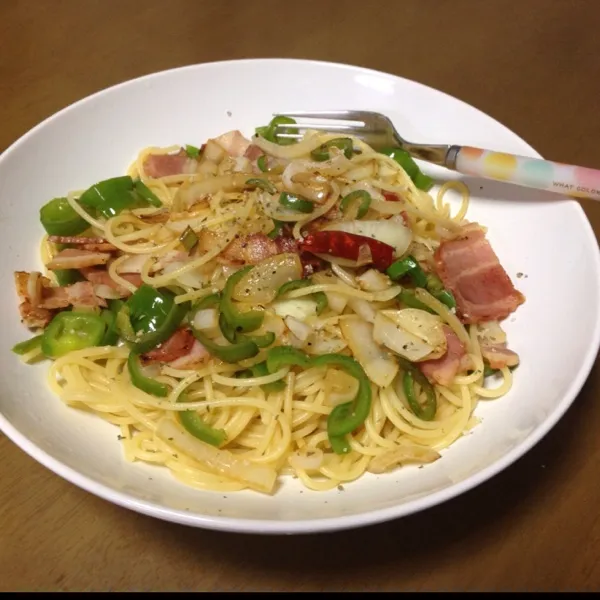 男の料理って感じのタマネギピーマン塩焼きソバ風パスタ。ただあり合わせで作っただけです。|bさん