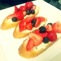 Snapdishの料理写真:strawberry bruschetta/딸기 브루스게타|Seonoh Kimさん