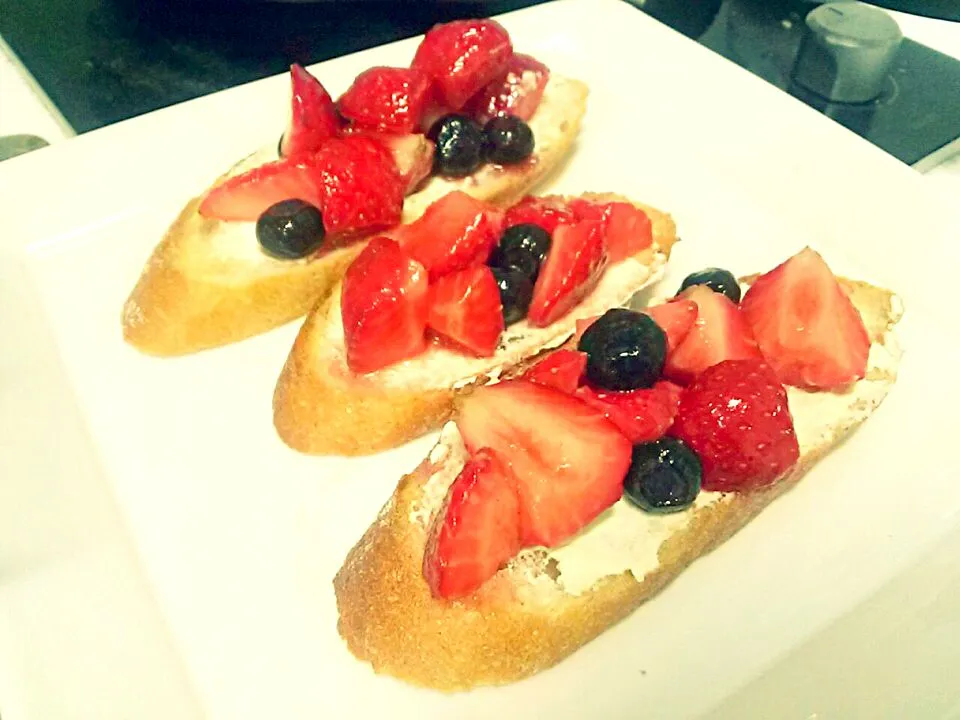 Snapdishの料理写真:strawberry bruschetta/딸기 브루스게타|Seonoh Kimさん