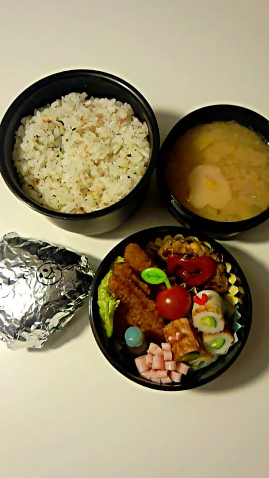 旦那さんお弁当＆休憩中のしそ昆布おにぎり|かなさん