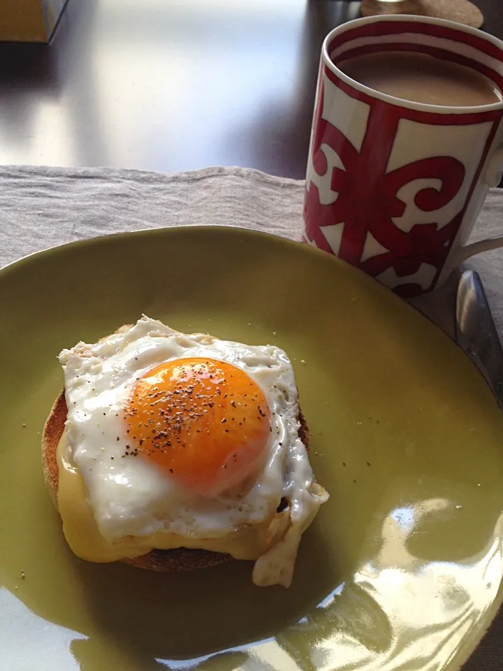 Snapdishの料理写真:Sunny side up and mozzarella on English muffin|Masayo Nさん