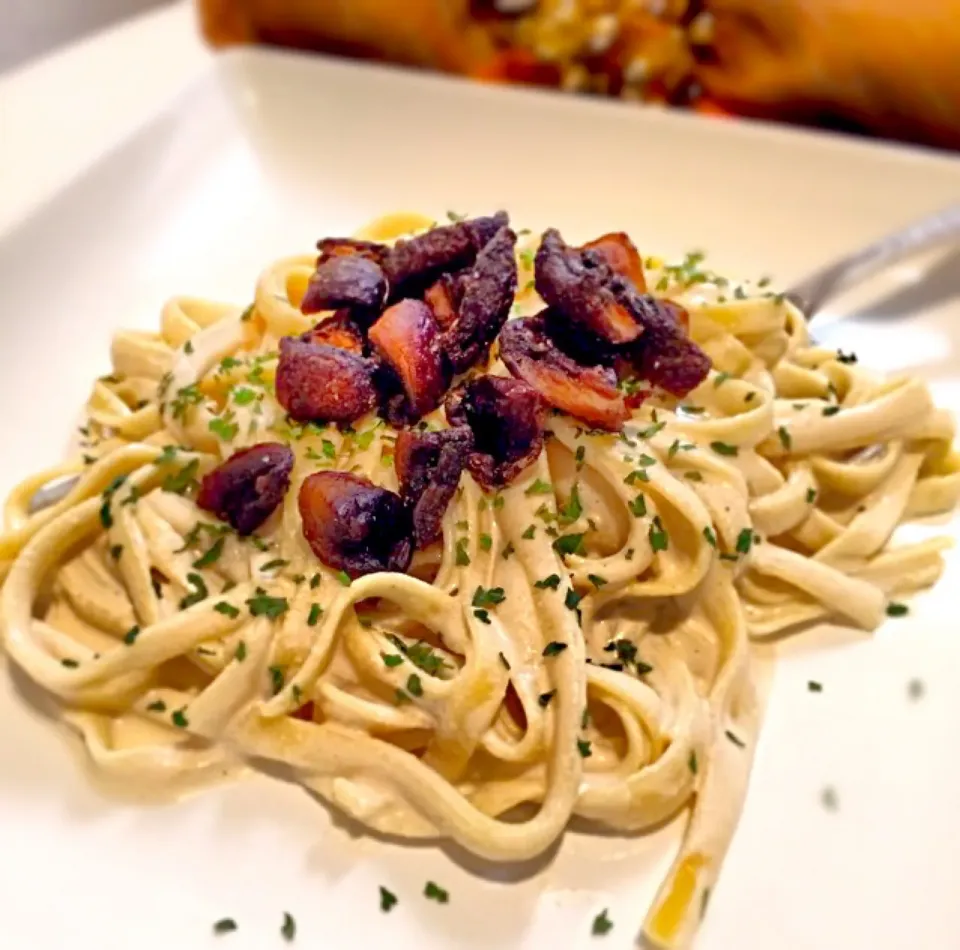 Vegan Fettuccine Alfredo with Roasted Mushrooms|Lalaさん