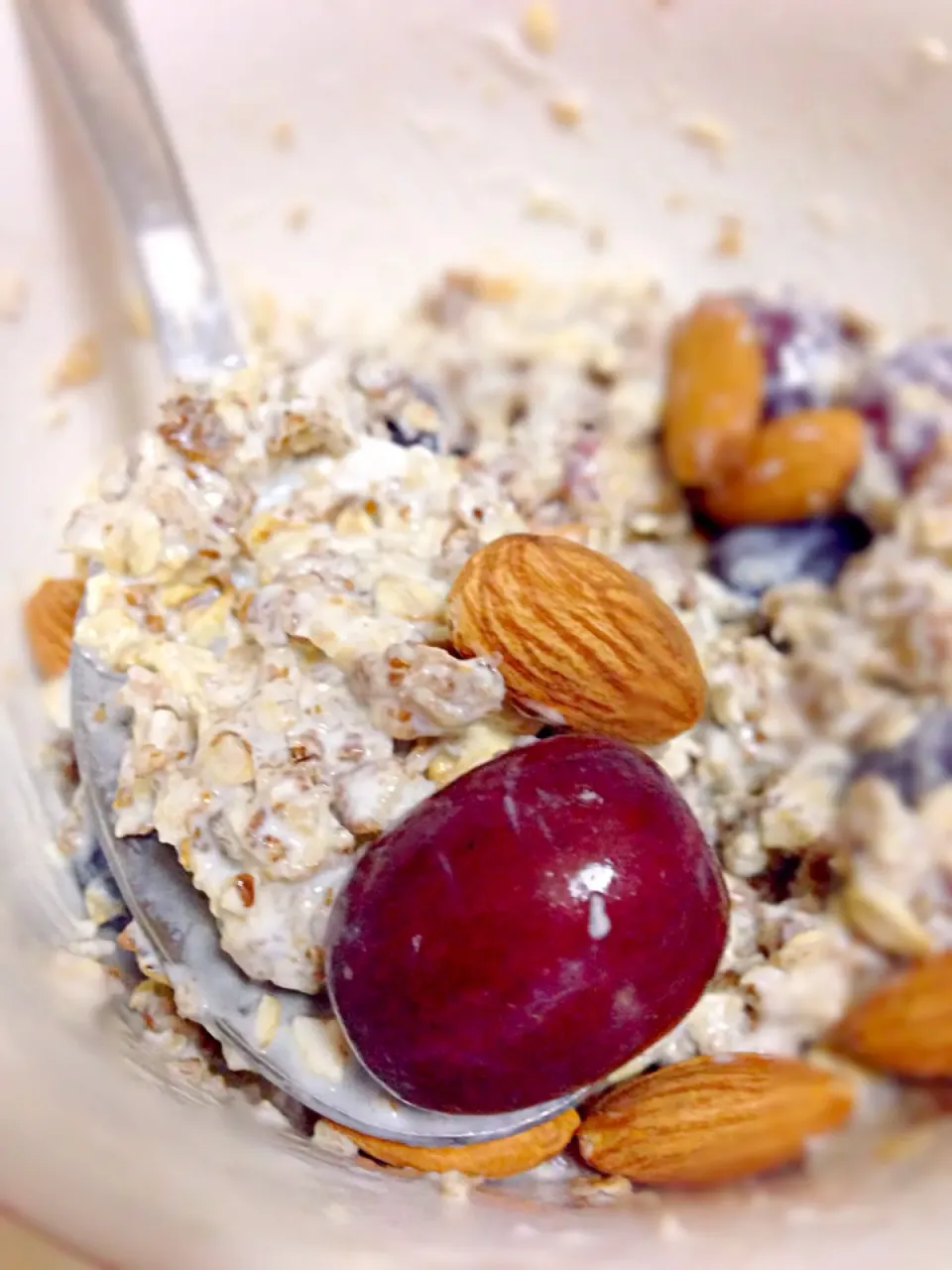 Muesli with Greek yogurt, almond and grapes|coxiella24さん