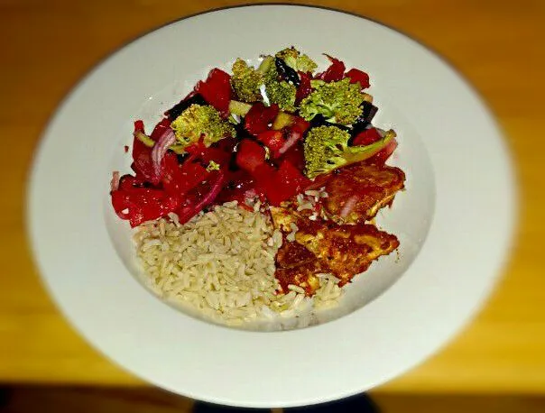 Grilled Chicken Breast with Brown Rice and Beetroot, Broccoli, Tomato, Red and White Onion in Balsamic vinegar.|Dolly1900さん