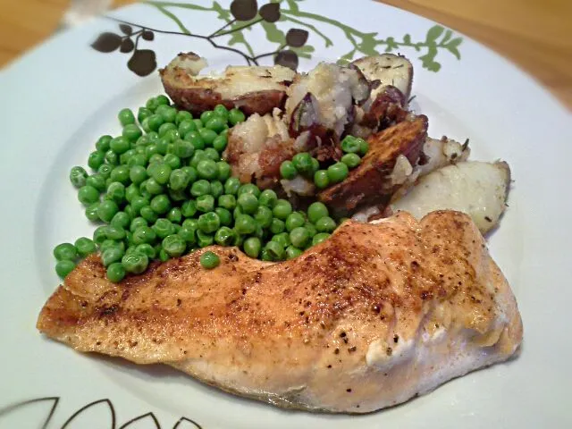 Pan fried salmon with garlic rosemary smashed potatoes and peas|Fe's kitchenさん