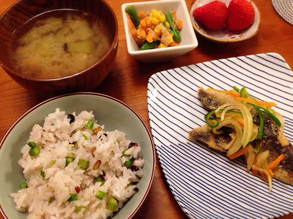 Snapdishの料理写真:昨夜の夕飯は アスパラご飯  鯵南蛮漬け  インゲンとコーンのサラダ 味噌汁 いちご|ikukoさん