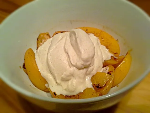 Grilled peach tossed in vanilla beans with gingery whipped cream|Fe's kitchenさん