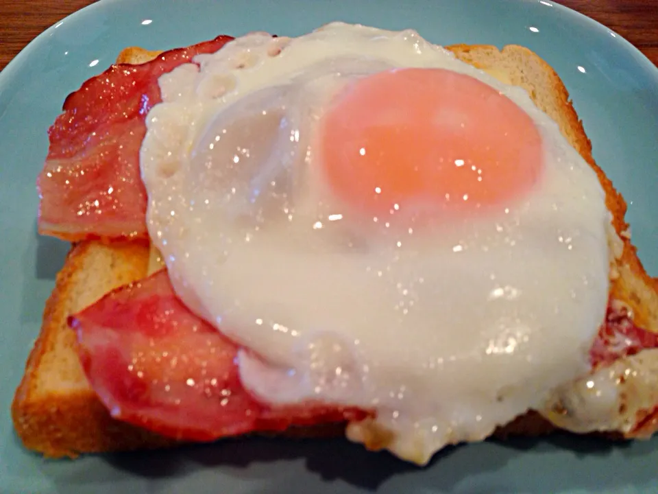 チーズ入り目玉焼きとパン|piton810さん