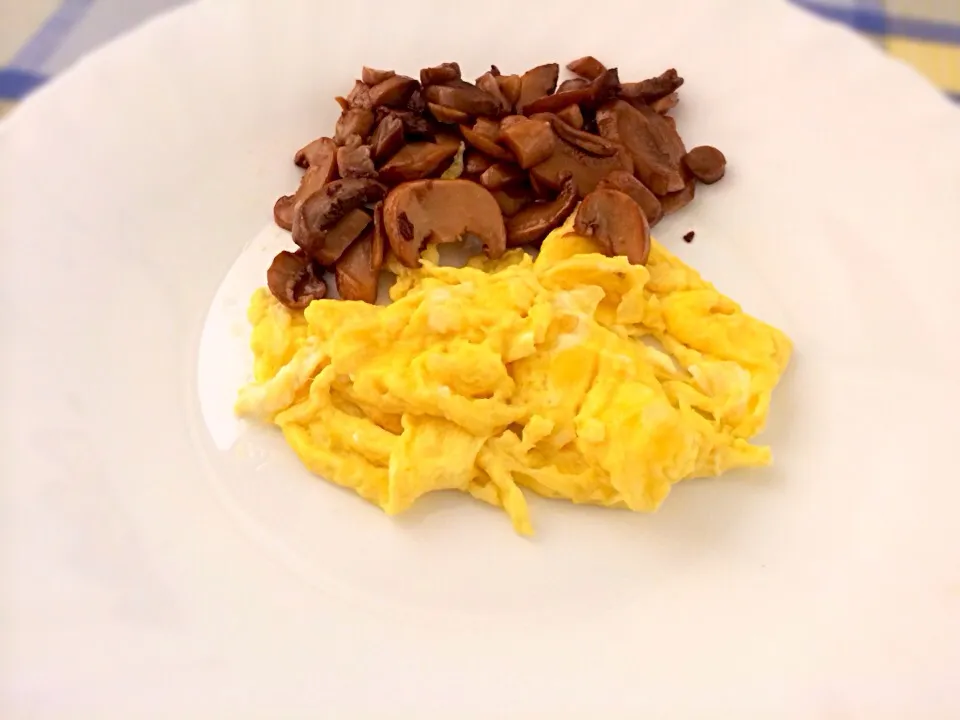 Scrambled Egg with Mushroom cooked in Olive Oil and Balsamic Vinegar|Martha Monjeさん