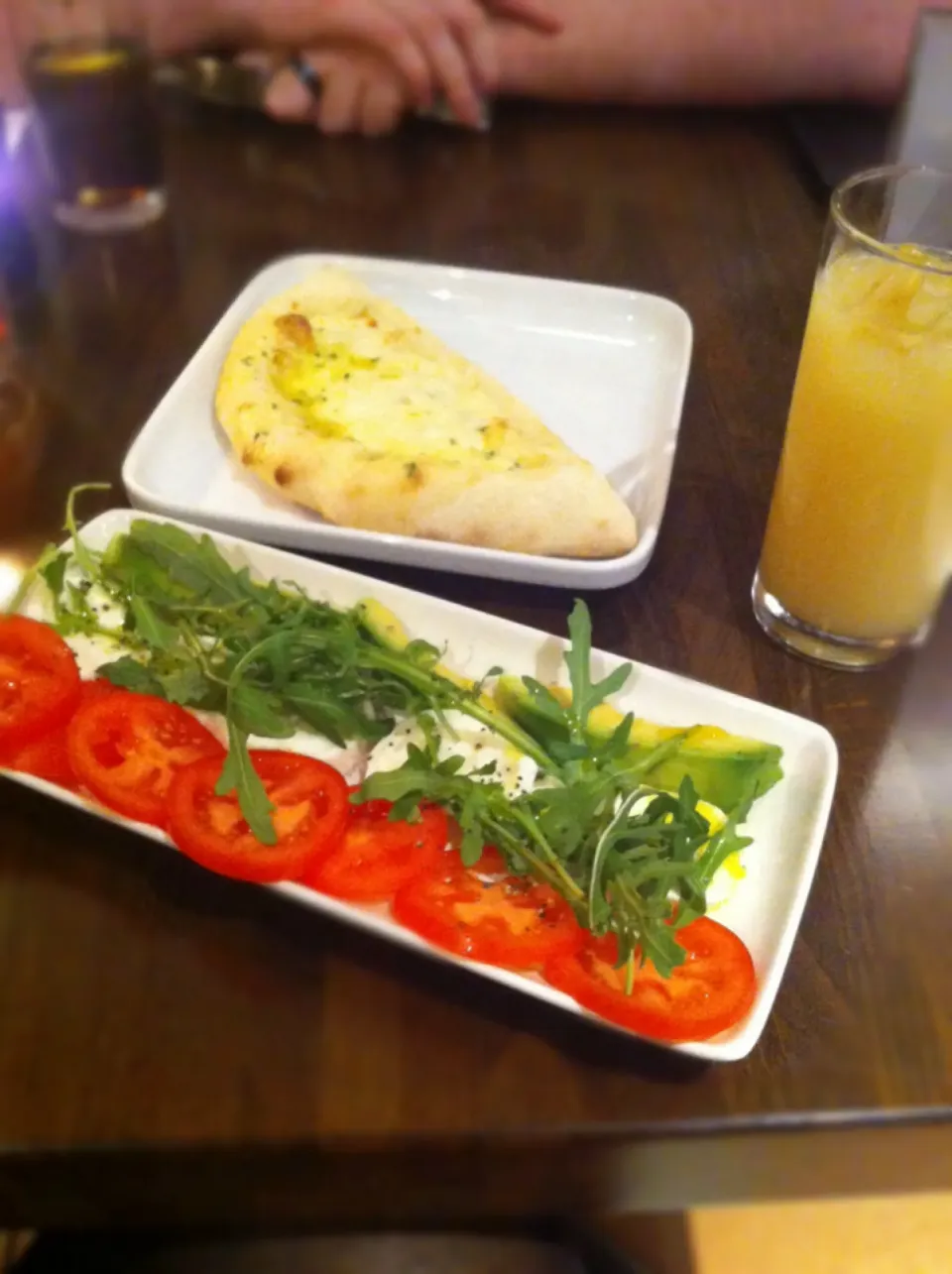 Garlic bread and tricolor salad|🍓Jolejo🍓さん