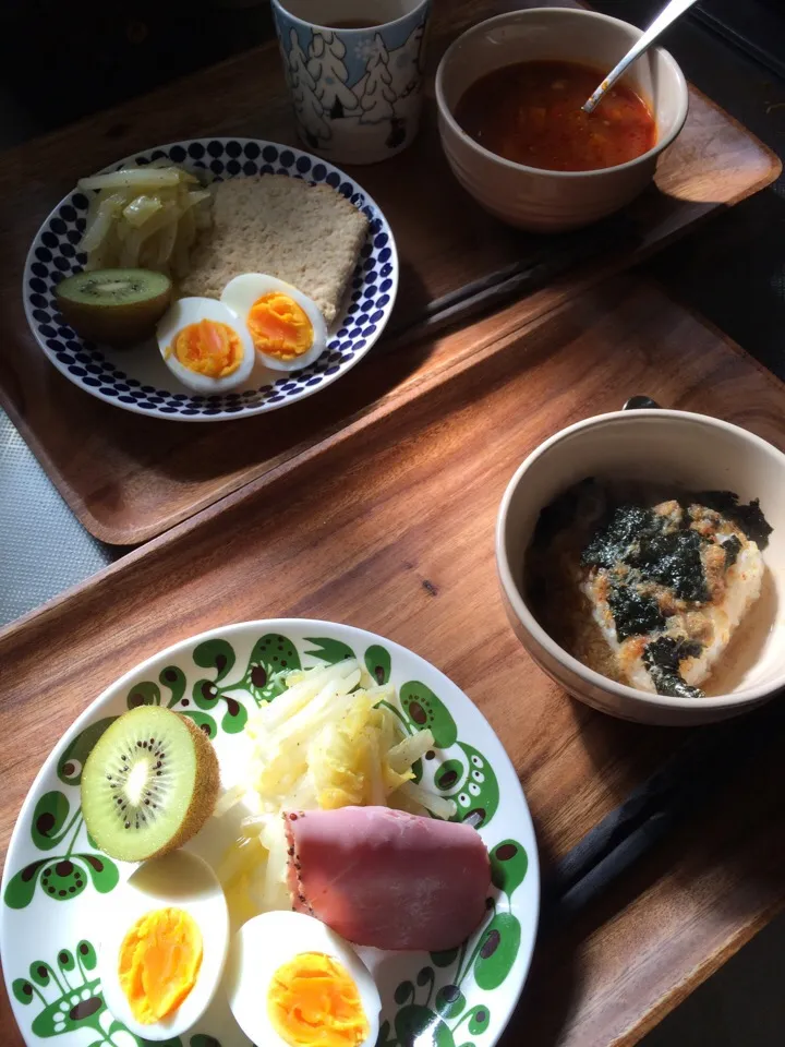 Snapdishの料理写真:焼きおにぎり茶漬け、オーツクラッカー・ゆで卵・ハム・白菜の温製＆キウイフルーツ、ミネストローネ|charさん