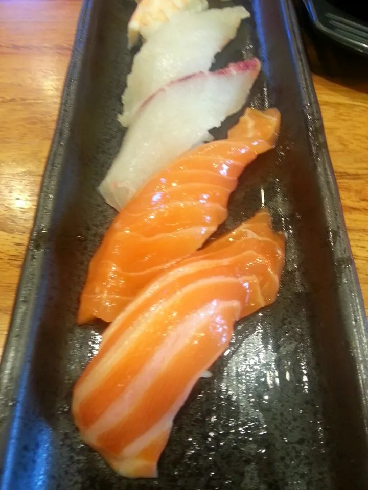 Snapdishの料理写真:스시 sushi 연어초밥 salmon|Yeon Seok  Parkさん