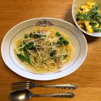 Snapdishの料理写真:菜の花とベーコンのクリームパスタ。菜の花と卵のサラダ。|azusaさん