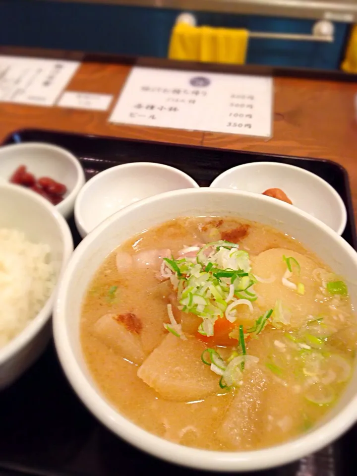 前に通りかかった時に気になってた東大正門前の吉田とん汁店へ。野菜ゴロゴロ。もー満腹！|うきさん