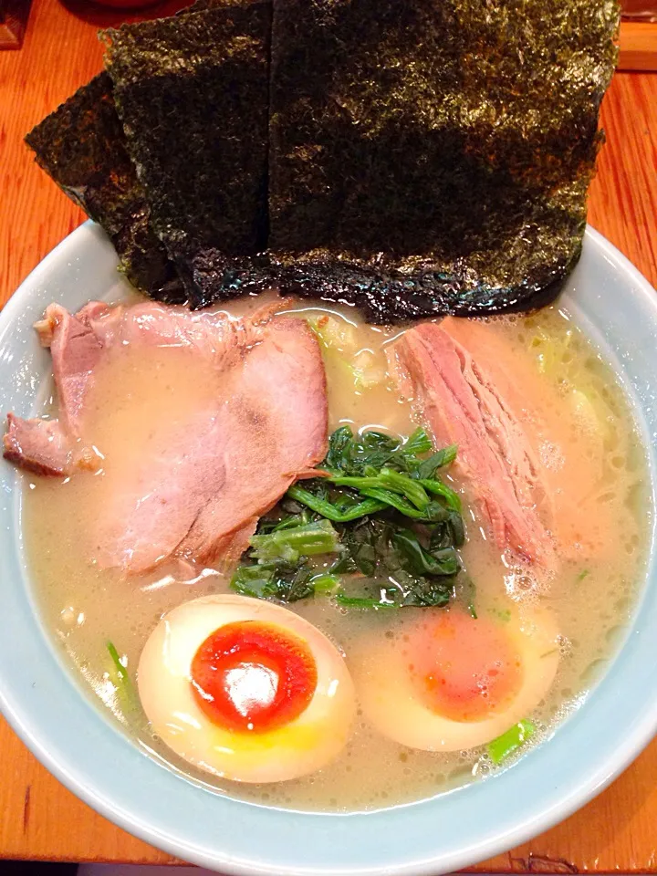 Snapdishの料理写真:家系ラーメン 麺硬  味普通  脂少な目|zeroweb_bossさん