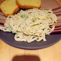 Snapdishの料理写真:Chicken and Broccoli Alfredo with garlic bread|Nikki Smithさん