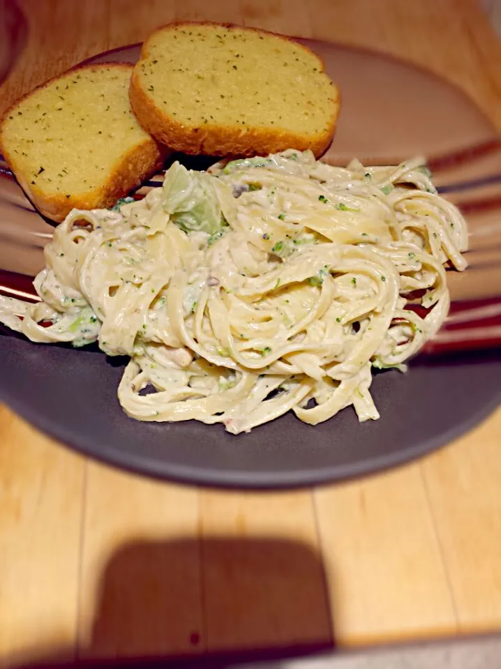 Snapdishの料理写真:Chicken and Broccoli Alfredo with garlic bread|Nikki Smithさん