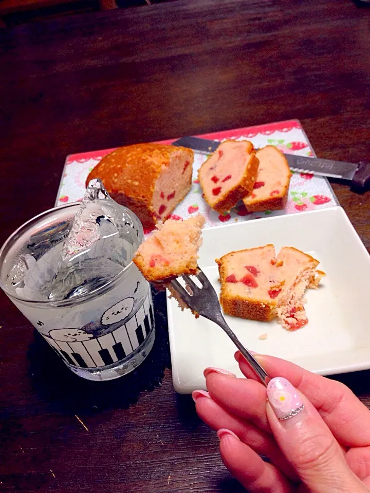 さかぽんのストロベリーミルクパウンドケーキ|富士子🍒🐰🍓さん