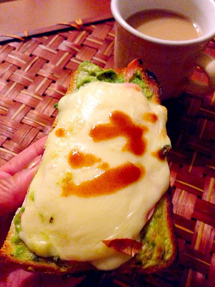 Cheese toast of avocado&spring onion😍ｱﾎﾞｶﾄﾞと新玉のﾁｰｽﾞﾄｰｽﾄ|🌈Ami🍻さん