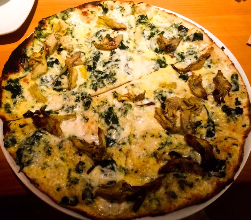 Snapdishの料理写真:Artichoke Spinach Thin Crust Pizza|sooprcoolchicaさん