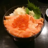 Snapdishの料理写真:サーモンいくら丼 美味しかった。|akiponさん