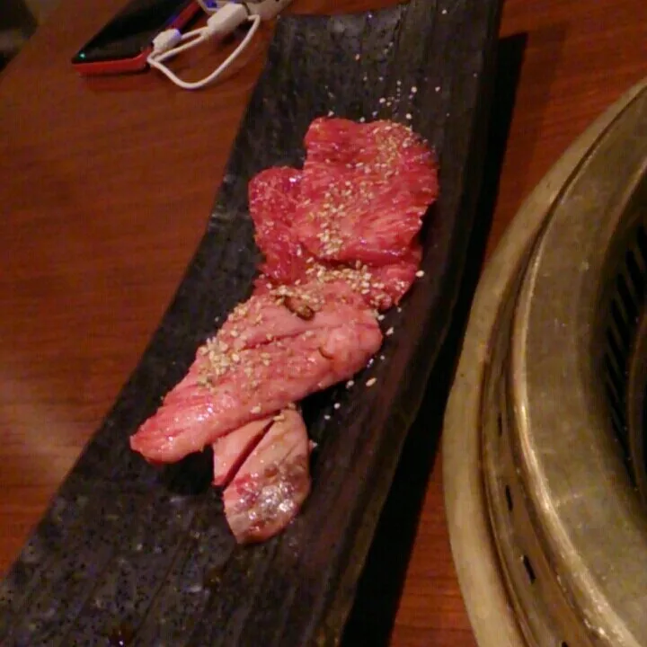 中落ちカルビとロース とても柔らかい肉だった。お店も落ち着いた雰囲気で、煙たくないしまた再訪したい焼肉屋さん。|akiponさん