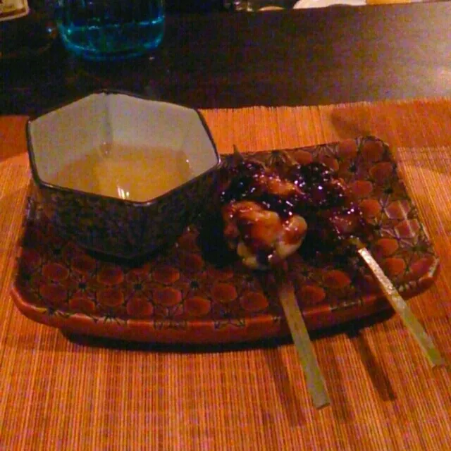 Snapdishの料理写真:鶏串焼き  周りの味噌たれを出汁で軽く落として食べるという。美味しかった。|akiponさん